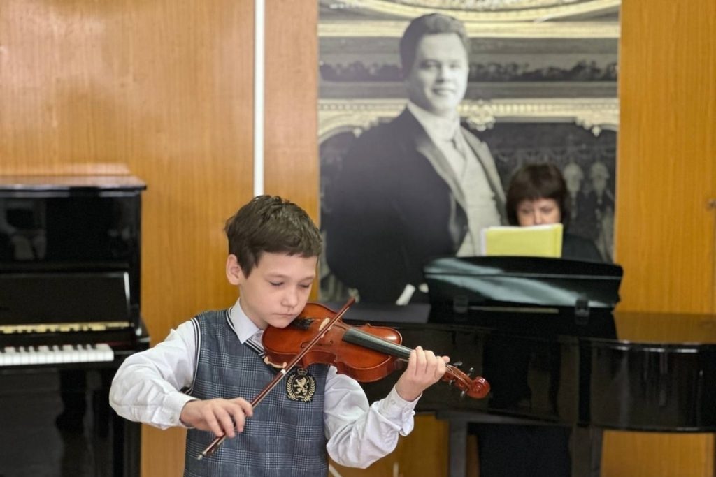 Nuovi Strumenti Musicali per la Scuola di Nekrasov: Un Passo Avanti per l&#039;Educazione Musicale dei Giovani