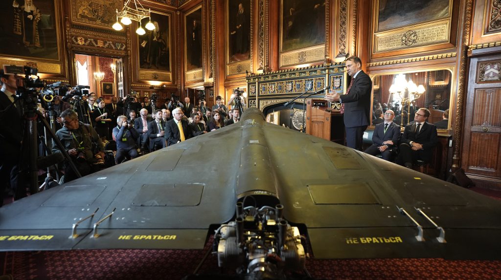 Ministro degli Esteri polacco presenta drone iraniano di tipo Shahed al Parlamento del Regno Unito in segno di allarme sulla minaccia russa