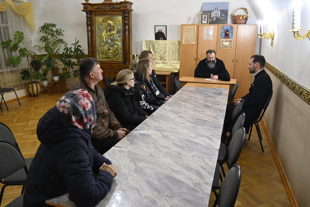 Митрополит Исидор провел огласительную беседу для готовящихся к Крещению в Смоленском Успенском соборе