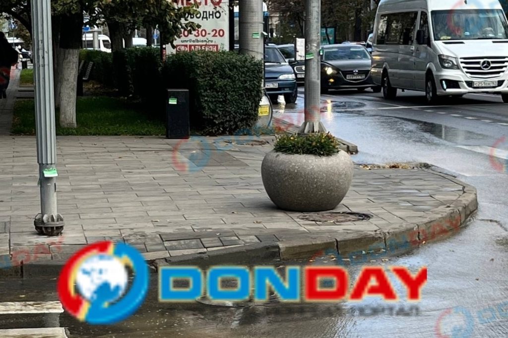 Большую Садовую затопило из-за коммунальной аварии