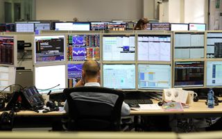 Le Borse europee chiudono in rialzo. Tonfo di STM a Milano dopo i conti