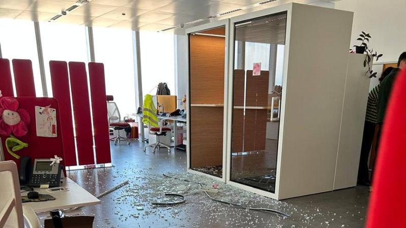In frantumi il vetro di una cabina del telefono nel grattacielo della Regione: ferita una dipendente