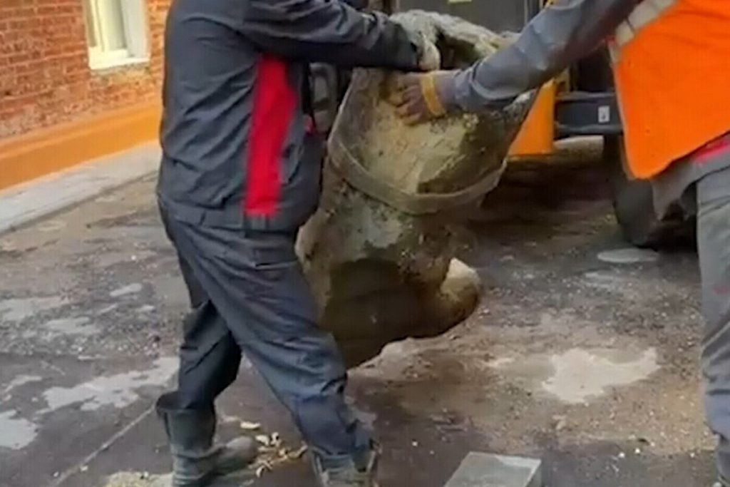 В отрубленную ногу Сталина решили кидать деньги на удачу