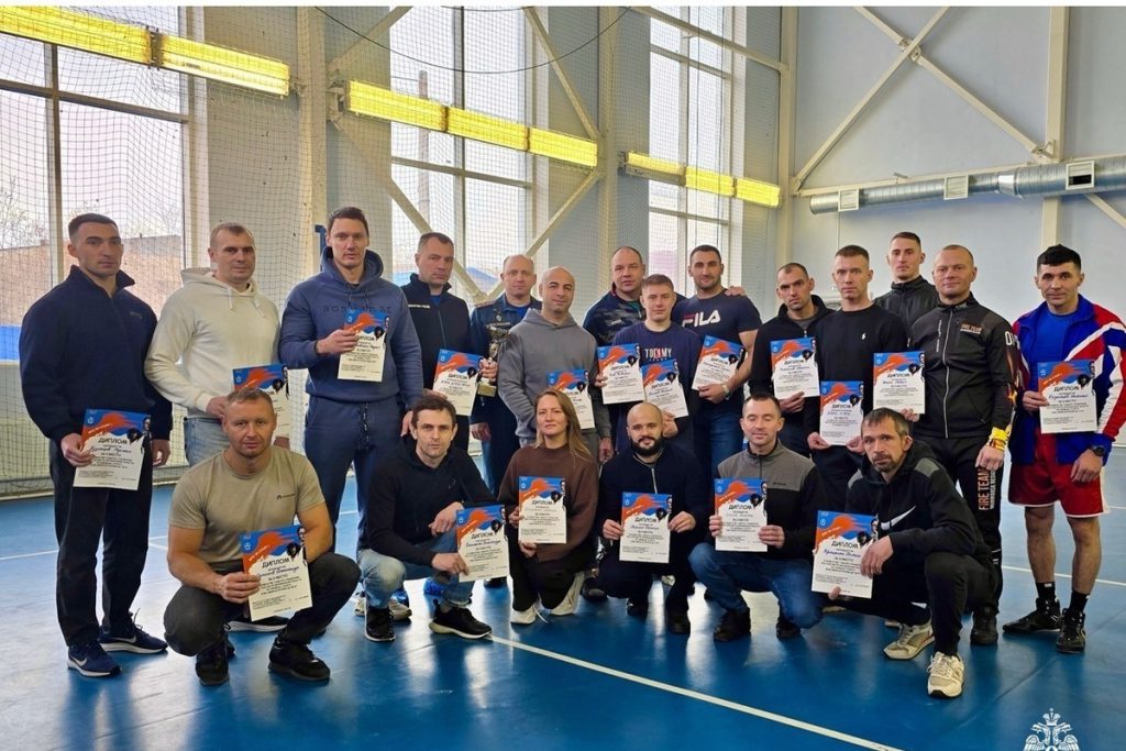 Сотрудники МЧС посоревновались на первенстве по гиревому спорту в Мурманске