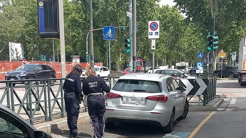 Sedici multe quotidiane a Torino per occupazione abusiva di posteggi riservati ai disabili 

Approfondimento
L&#039;occupazione abusiva dei posteggi riservati ai disabili rappresenta un problema diffuso in molte città italiane, tra cui Torino. Nonostante le sanzioni previste dalla legge, molti automobilisti continuano a ignorare le norme e a occupare questi posteggi, creando difficoltà e disagi per le persone con disabilità.

Possibili Conseguenze
Le conseguenze di questo comportamento possono essere gravi, poiché le persone con disabilità possono essere costrette a rinunciare a uscire di casa o a spostarsi in città a causa della mancanza di posteggi accessibili. Inoltre, l&#039;occupazione abusiva dei posteggi riservati ai disabili può anche creare problemi di sicurezza e aumentare il rischio di incidenti stradali.

Opinione
È fondamentale che le autorità locali e i cittadini si rendano conto dell&#039;importanza di rispettare le norme e di lasciare liberi i posteggi riservati ai disabili. Solo attraverso una maggiore sensibilità e consapevolezza possiamo creare una società più inclusiva e accessibile per tutti.

Analisi Critica dei Fatti
I dati raccolti dal quotidiano La Stampa mostrano che l&#039;incremento del costo della sanzione non ha avuto un impatto significativo sul comportamento degli automobilisti. Ciò suggerisce che sono necessarie misure più efficaci per prevenire l&#039;occupazione abusiva dei posteggi riservati ai disabili, come ad esempio un aumento della sorveglianza e della vigilanza.

Relazioni con altri fatti
Il problema dell&#039;occupazione abusiva dei posteggi riservati ai disabili è legato a una più ampia questione di accessibilità e inclusione nella società. È importante che le autorità locali e i cittadini lavorino insieme per creare una città più accessibile e inclusiva per tutti, attraverso la realizzazione di infrastrutture e servizi che rispondano alle esigenze delle persone con disabilità.

Contesto storico
La legge che regola l&#039;uso dei posteggi riservati ai disabili è stata introdotta in Italia nel 1992, con l&#039;obiettivo di garantire l&#039;accessibilità e la mobilità delle persone con disabilità. Tuttavia, nonostante gli sforzi delle autorità e delle associazioni di categoria, il problema dell&#039;occupazione abusiva dei posteggi riservati ai disabili persiste ancora oggi.

Fonti
La fonte di questo articolo è il quotidiano La Stampa, che ha pubblicato un&#039;indagine sui posteggi riservati ai disabili a Torino. L&#039;articolo originale può essere letto al seguente link: https://www.lastampa.it/torino/2025/10/31/news/multe_posteggio_disabili_permesso-15375948/
