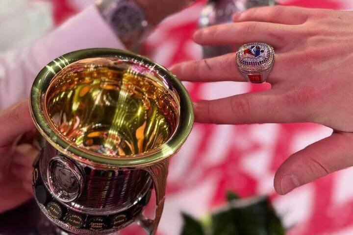 Бывший тренер «Локомотива», возможно,  получил чемпионский перстень