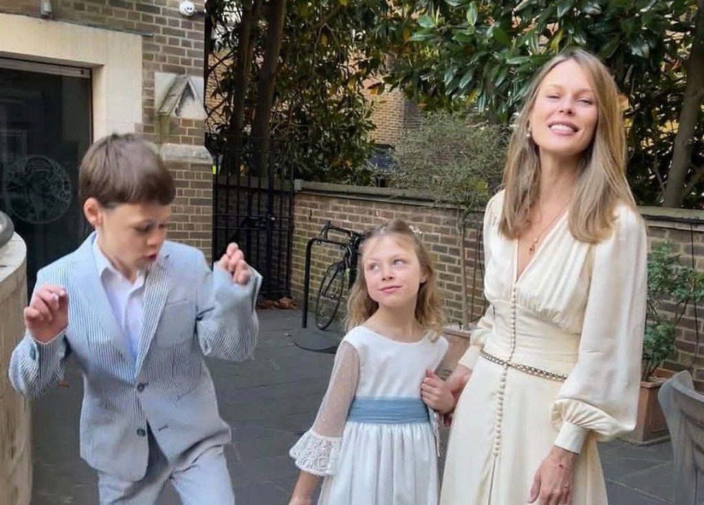 Фреймут показала младших детей на прогулке в осеннем Лондоне