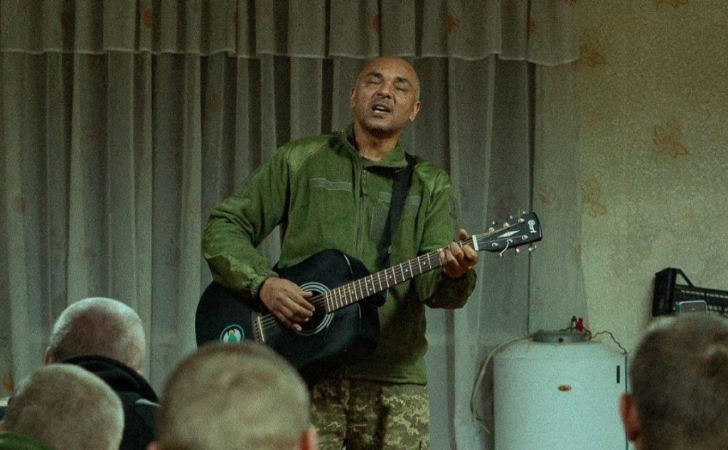 &quot;Приказ - работать с гитарой&quot;: лидер группы The Вйо откровенно рассказал о своей службе