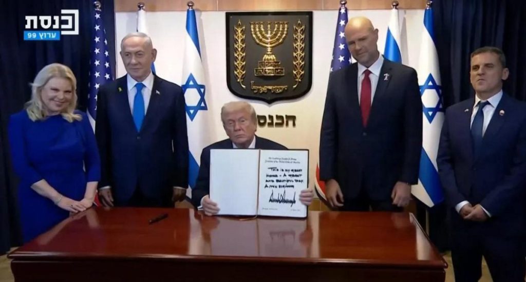 Trump annuncia la fine della guerra nella Striscia di Gaza e parte per il vertice di pace in Egitto