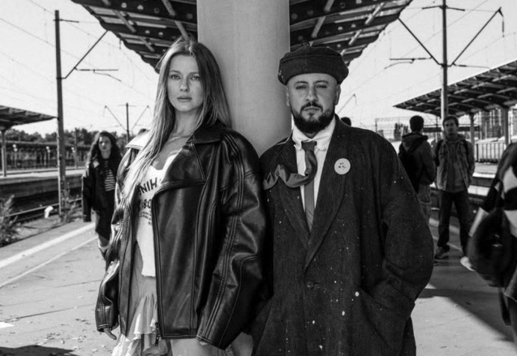 Монатик пошутил над известной певицей, которая уснула на съемках