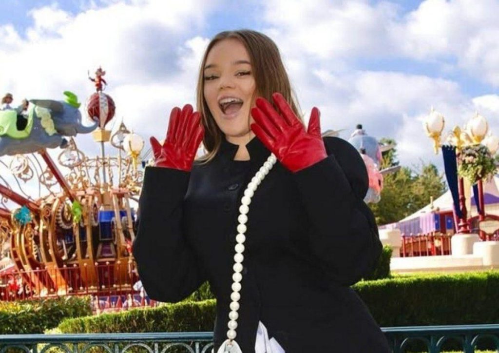 Una giovane blogger svela una procedura medica insolita paragonandola al parto