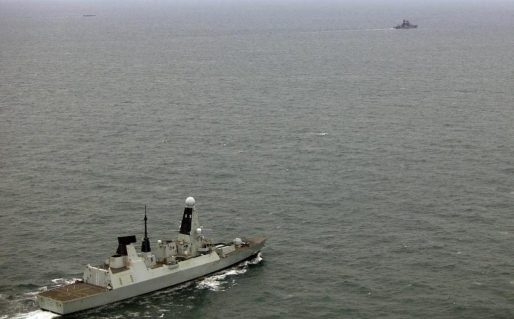 Корабль королевского флота Великобритании &quot;вел&quot; российский эсминец в Ла-Манше