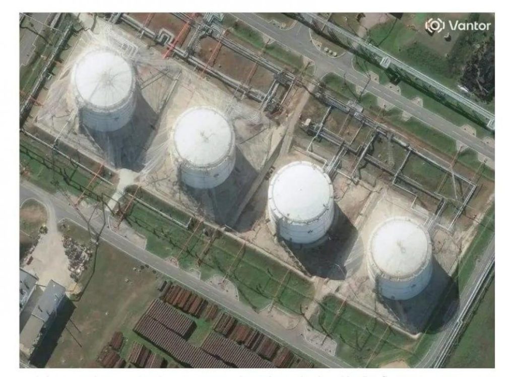 Дым и противодронные сети: спутниковые снимки запечатлели российские НПЗ в огне