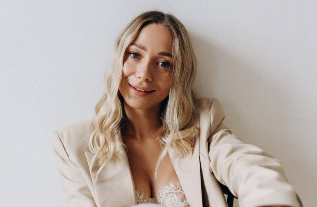 La moglie di Pavlik svela il risultato dell&#039;ultimo intervento di chirurgia plastica: una trasformazione sorprendente 

Approfondimento
La chirurgia plastica è una pratica sempre più comune tra le celebrità e le persone che desiderano migliorare il loro aspetto. La moglie di Pavlik, una nota blogger, non fa eccezione e ha già sottoposto il suo corpo a più interventi di chirurgia plastica.

Possibili Conseguenze
Gli interventi di chirurgia plastica possono avere conseguenze sia positive che negative. Se eseguiti correttamente, possono migliorare notevolmente l&#039;aspetto e la fiducia di una persona, ma possono anche comportare rischi per la salute se non eseguiti in modo appropriato.

Opinione
Non è possibile esprimere un&#039;opinione oggettiva su questo argomento, poiché le scelte relative alla chirurgia plastica sono strettamente personali e dipendono dalle esigenze e dalle preferenze individuali.

Analisi Critica dei Fatti
È importante notare che la chirurgia plastica non è una soluzione miracolosa per i problemi di autostima o di immagine corporea. È fondamentale affrontare le cause profonde di questi problemi e considerare le possibili conseguenze a lungo termine degli interventi di chirurgia plastica.

Relazioni con altri fatti
La chirurgia plastica è un argomento che può essere collegato a molti altri aspetti della società, come la pressione dei social media, le aspettative sulla bellezza e la salute mentale.

Contesto storico
La chirurgia plastica ha una lunga storia e ha subito molti cambiamenti nel corso degli anni. Oggi, grazie ai progressi della tecnologia e della medicina, gli interventi di chirurgia plastica sono più sicuri e accessibili che mai.

Fonti
Fonte: RSS Fonte