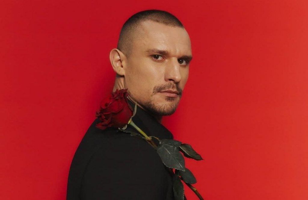 Taras Cymbaluk, il protagonista de &quot;Il Celibe&quot;, fa una sorprendente ammissione sulle sue esperienze con le ragazze, generando grande interesse e curiosità tra i fan del programma.