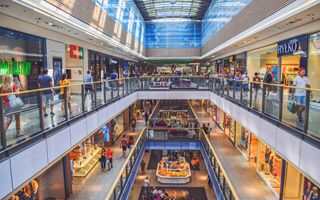 Regno Unito, vendite di oro spingono a sorpresa il commercio al dettaglio a settembre