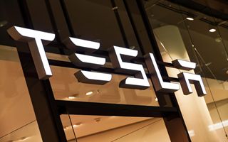 Tesla batte le stime sui ricavi, ma delude sugli utili