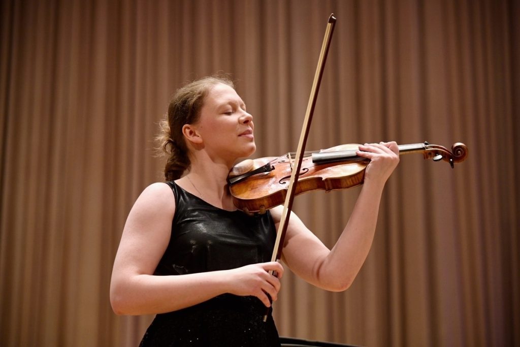 Maria Arteeva, giovane violinista di Voronež, vince il terzo premio al prestigioso Concorso internazionale di violino Viktor Tret&#039;jakov a Krasnojarsk