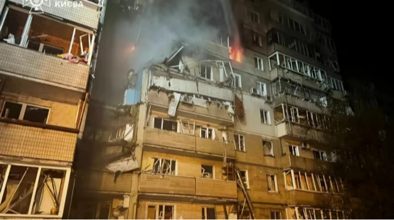 Un padre lotta disperatamente per la vita di suo figlio nato prematuramente dopo un attacco missilistico russo a Kyiv che ha ucciso la madre e lasciato il padre gravemente ferito