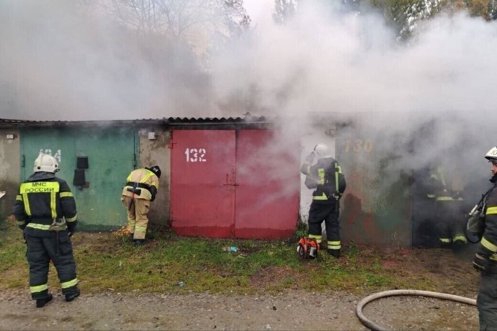 В Балтийске пожарные потушили горящие гаражи