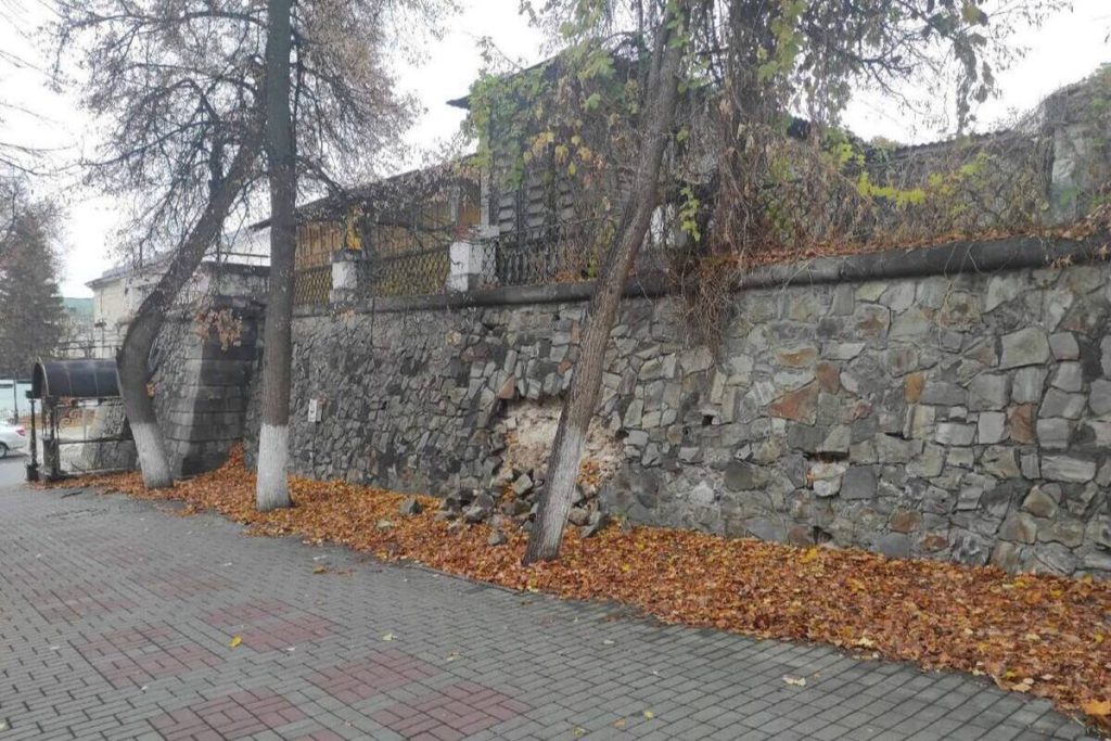 В центре Пензы частично обрушилась подпорная стенка памятника архитектуры