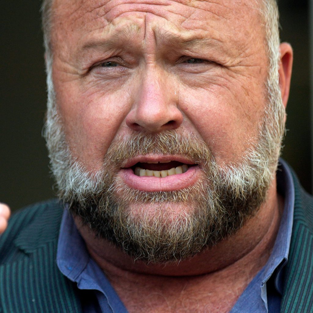 La Corte Suprema degli Stati Uniti Rifiuta l&#039;Appello di Alex Jones Condannato a Pagare 1,4 Miliardi di Dollari alle Famiglie delle Vittime di Sandy Hook