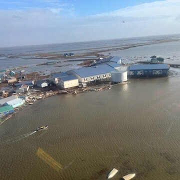 Inondazioni in Alaska: il villaggio di Kipnuk sommerso dopo la cancellazione dei fondi per la protezione