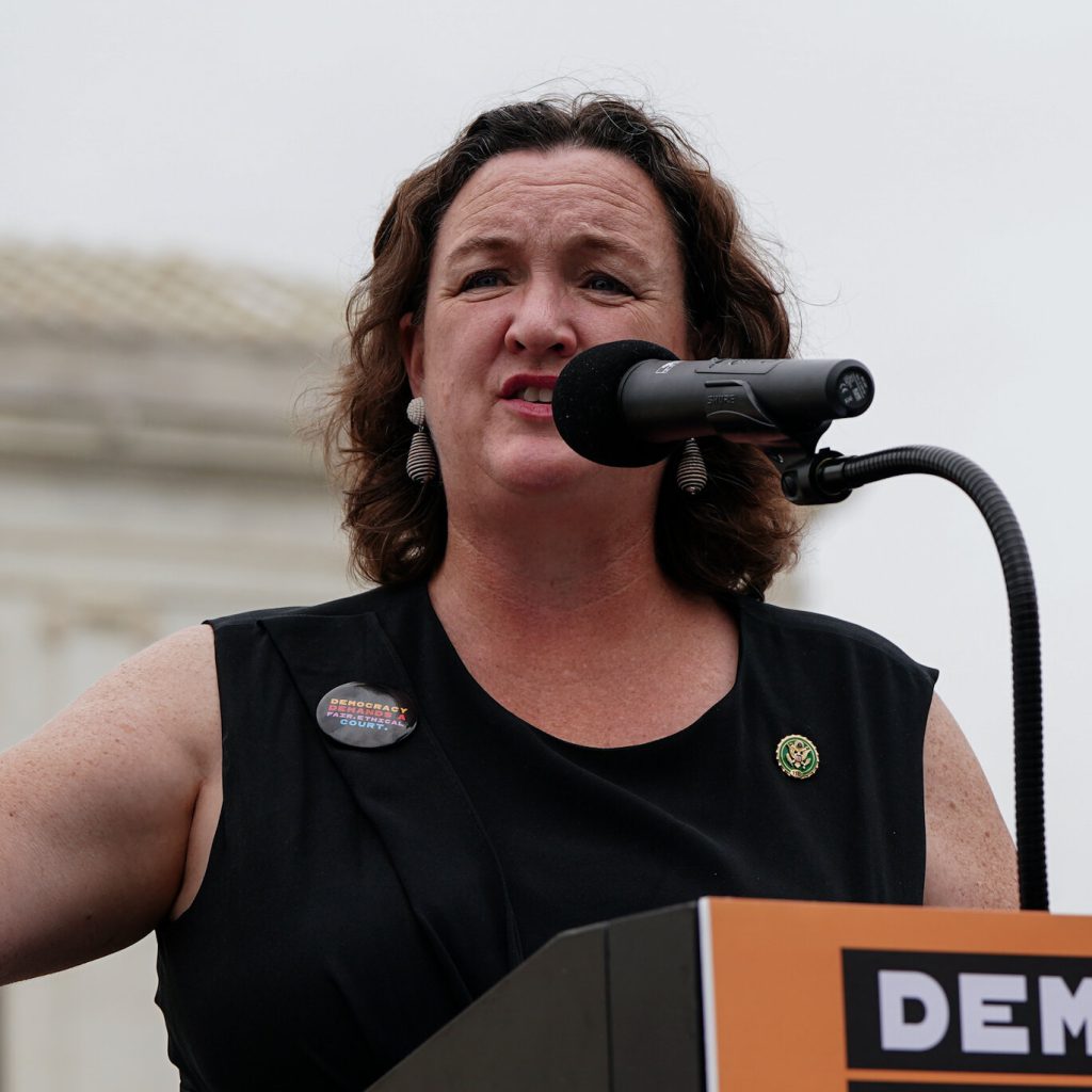 Katie Porter Affronta la Tempesta dei Video Virali: Una Sfida per la sua Campagna Elettorale