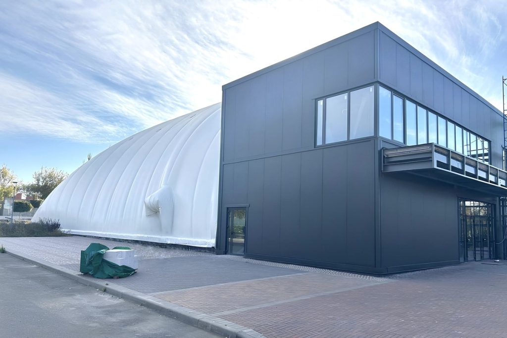 На мариупольской ледовой арене смонтирован новый купол