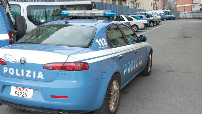 Uomo di 41 anni arrestato per aggressione a poliziotto in un bar: le possibili conseguenze di un atto di violenza contro un pubblico ufficiale