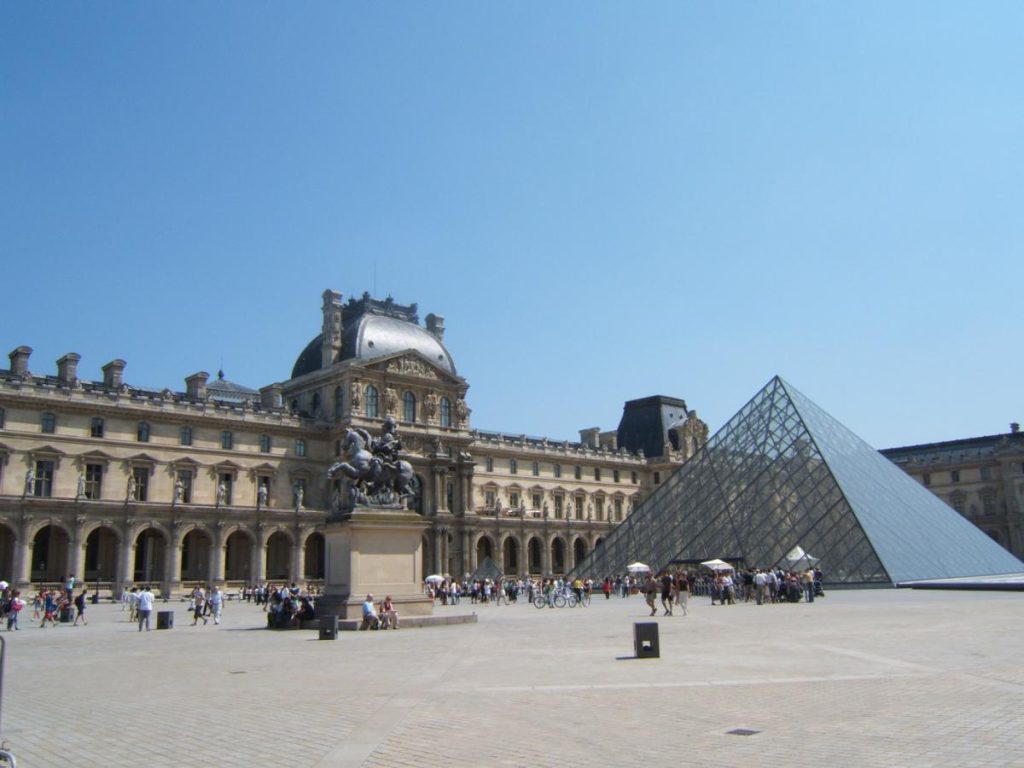 Лувр открылся для туристов после грандиозного ограбления