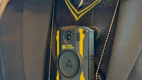Bodycam anti-aggressione per i controllori Gtt, da oggi telecamere accese su bus, tram e metro
