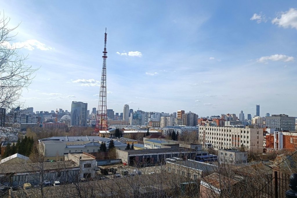 Пожилой мужчина совершает развратные действия в екатеринбургском автобусе