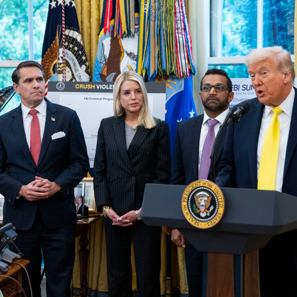 Oval Office Becomes a Diorama of Power Dynamics as Trump Goes After Rivals