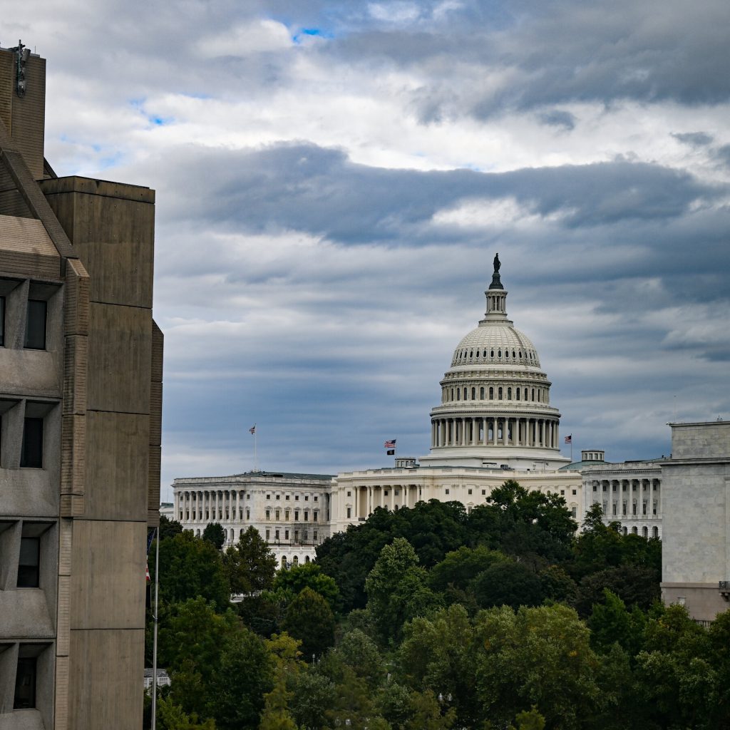 Decisione Storica: Giudice Blocca Licenziamenti di Trump Durante la Chiusura del Governo