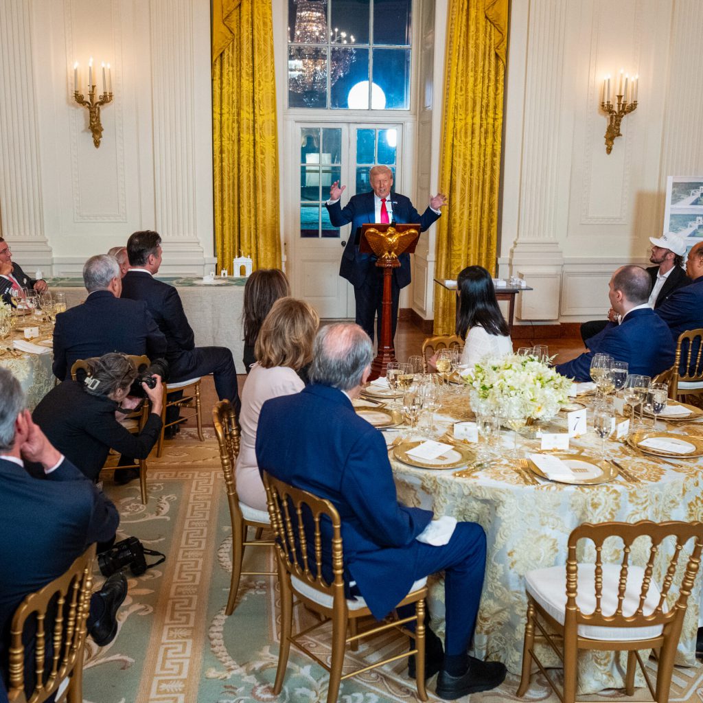 Trump organizza cena esclusiva per donatori nella Casa Bianca sollevando preoccupazioni etiche sulla trasparenza politica