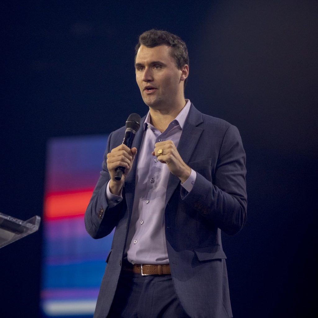 Revoca delle Visti per Critiche a Charlie Kirk: Una Decisione che Solleva Questioni sulla Libertà di Espressione e sulla Politica di Immigrazione negli Stati Uniti