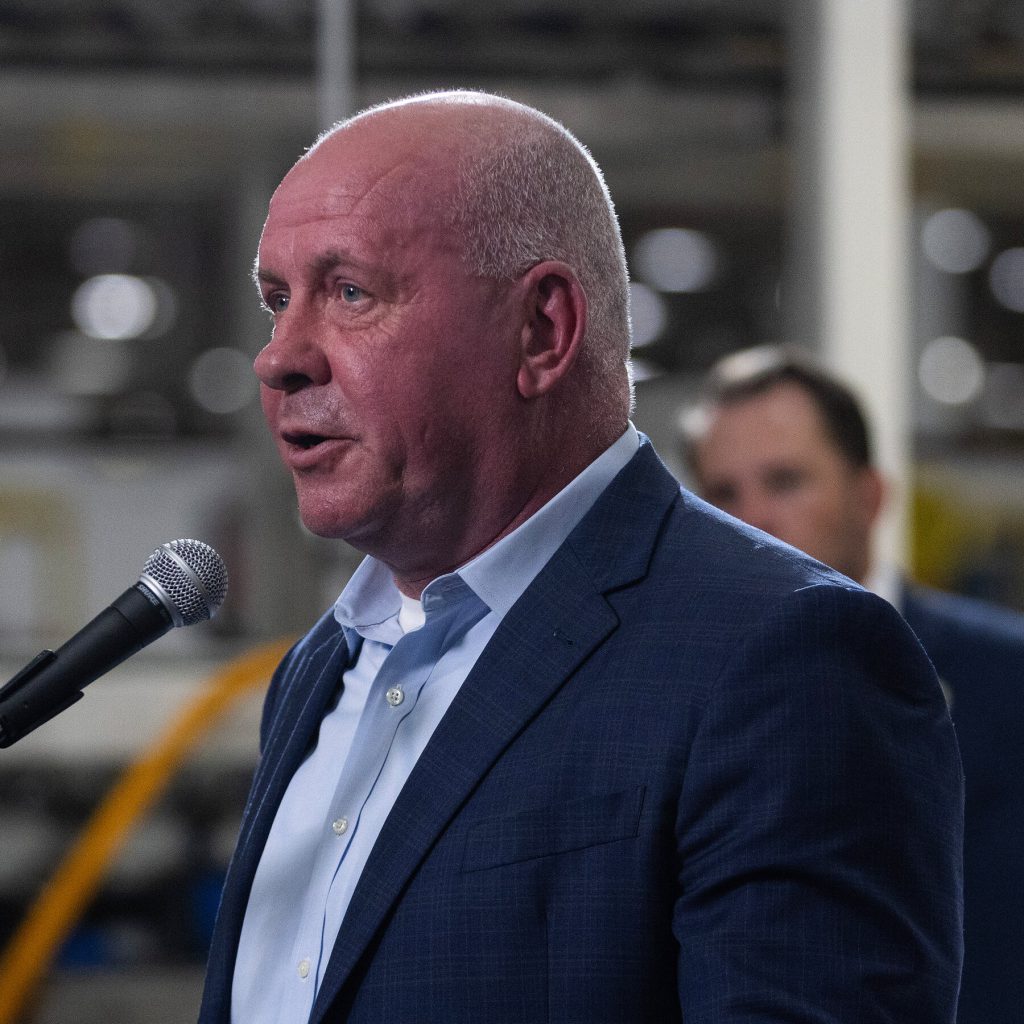 Bandiera americana con svastica trovata nell&#039;ufficio di un deputato repubblicano: un atto di profanazione che scuote la politica statunitense