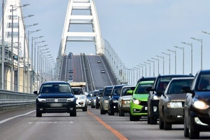 Перед Крымским мостом выросла очередь со стороны Тамани