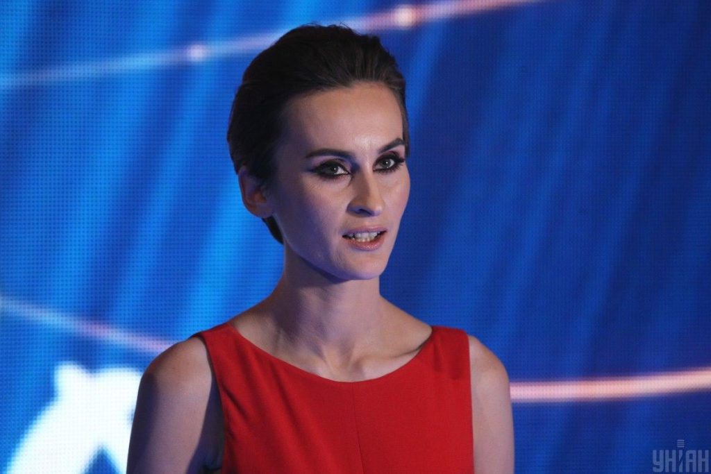 La libertà di scelta delle donne sotto pressione: una cantante parla della sua esperienza con la maternità e le aspettative sociali