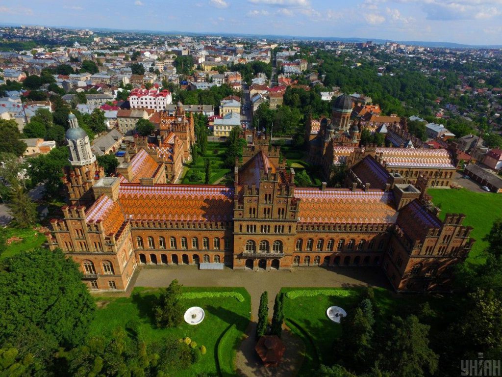 В этом году в университетах Украины стало больше девушек, чем парней, - Минобразования