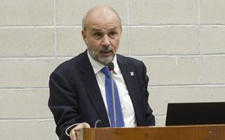Ministro della Salute Schillaci annuncia l&#039;assunzione di 20 mila nuovi infermieri per rafforzare il sistema sanitario italiano
