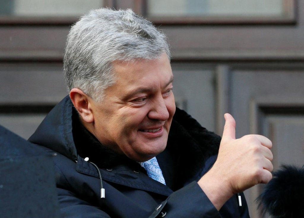 Scandalo politico in Ucraina: Petro Poroshenko accusato di pubblicità ingannevole sull&#039;aiuto alle Forze Armate