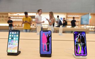 Apple, Cook promette di incrementare investimenti in Cina durante visita nel paese