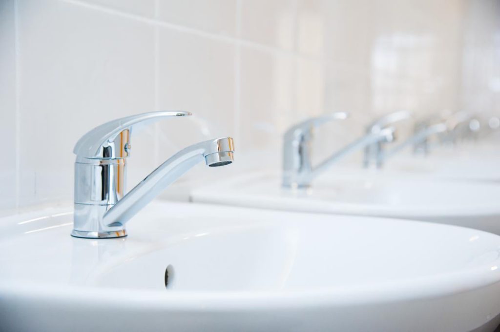 Из-за ночного удара по столице часть киевлян осталась без горячей воды, - КГГА