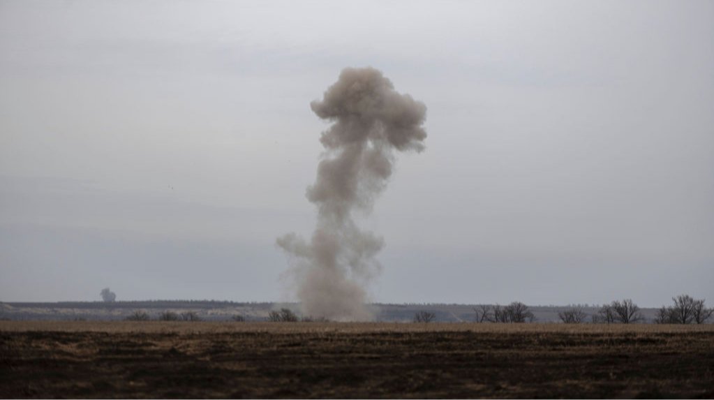 Attacchi russi alle strutture energetiche ucraine: gravi conseguenze per la popolazione e l&#039;economia 

Approfondimento
Gli attacchi alle strutture energetiche ucraine sono una strategia utilizzata dalle forze russe per indebolire la capacità del paese di fornire energia ai suoi cittadini.
Questi attacchi possono avere gravi conseguenze per la popolazione, in particolare durante i mesi invernali quando la domanda di energia è più alta.

Possibili Conseguenze
Le conseguenze di questi attacchi possono essere molto gravi, inclusa la perdita di vite umane, il danneggiamento di infrastrutture critiche e la destabilizzazione dell&#039;economia ucraina.
Inoltre, gli attacchi alle strutture energetiche possono anche avere un impatto significativo sulla capacità del paese di fornire servizi essenziali come l&#039;acqua, il cibo e le cure mediche.

Opinione
Non è possibile esprimere un&#039;opinione in questo contesto, poiché si tratta di un fatto verificabile.
Tuttavia, è importante notare che gli attacchi alle strutture energetiche ucraine sono una violazione del diritto internazionale e possono essere considerati come crimini di guerra.

Analisi Critica dei Fatti
I fatti riportati sono basati su informazioni fornite dal Ministero dell&#039;Energia ucraino e da altre fonti attendibili.
È importante notare che la situazione in Ucraina è molto complessa e che gli attacchi alle strutture energetiche sono solo uno degli aspetti di un conflitto più ampio.

Relazioni con altri fatti
Gli attacchi alle strutture energetiche ucraine sono collegati ad altri eventi e fatti, come la guerra tra Russia e Ucraina e la crisi energetica in Europa.
È importante considerare questi fattori per comprendere appieno la situazione e le sue conseguenze.

Contesto storico
La guerra tra Russia e Ucraina è iniziata nel 2014, dopo l&#039;annessione della Crimea da parte della Russia.
Da allora, il conflitto si è esteso ad altre parti dell&#039;Ucraina, inclusa la regione del Donbass.

Fonti
Fonte: servizio stampa del Ministero dell&#039;Energia ucraino.
Sito della fonte rss: Ukrainska Pravda