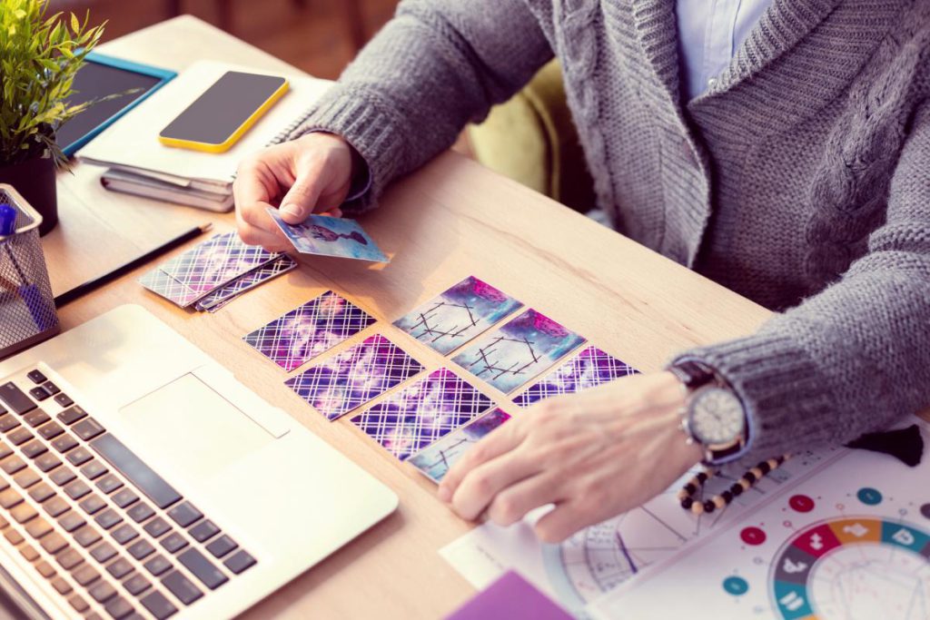 Гороскоп на 16 октября по картам Таро: Овнам - спокойствие, Весам - проявить гибкость