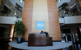 Schwab, trimestre record per ricavi e asset totali: utile netto balza a 2,4 miliardi