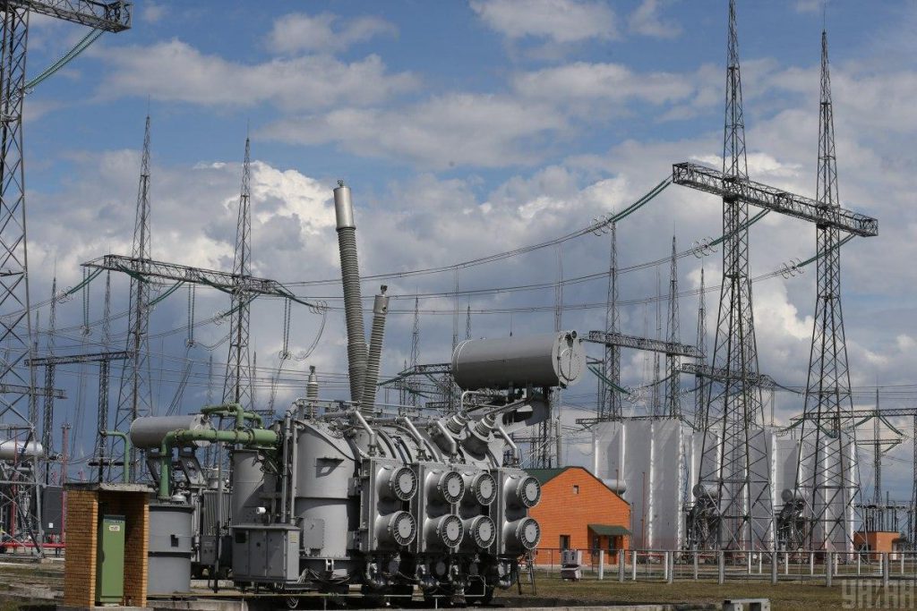 Россияне ударили по подстанции в Киевской области, ранили двух энергетиков