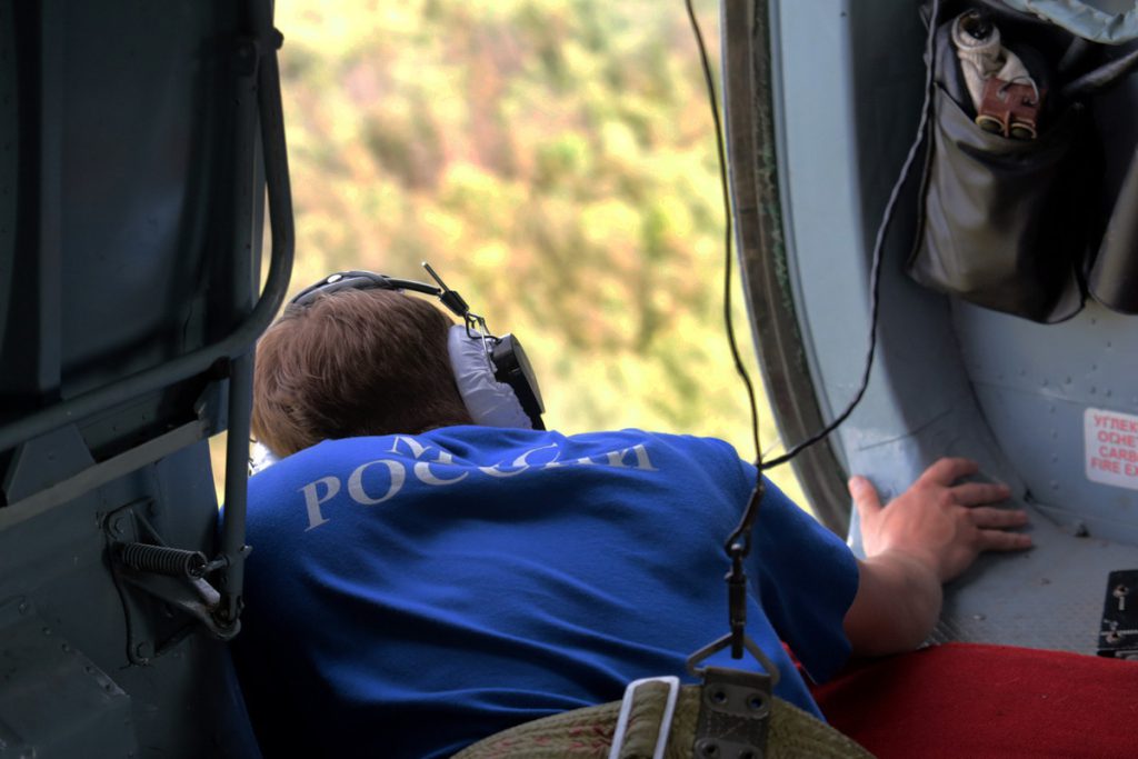 Туристы с детьми застряли в горах российского региона из-за подъёма реки